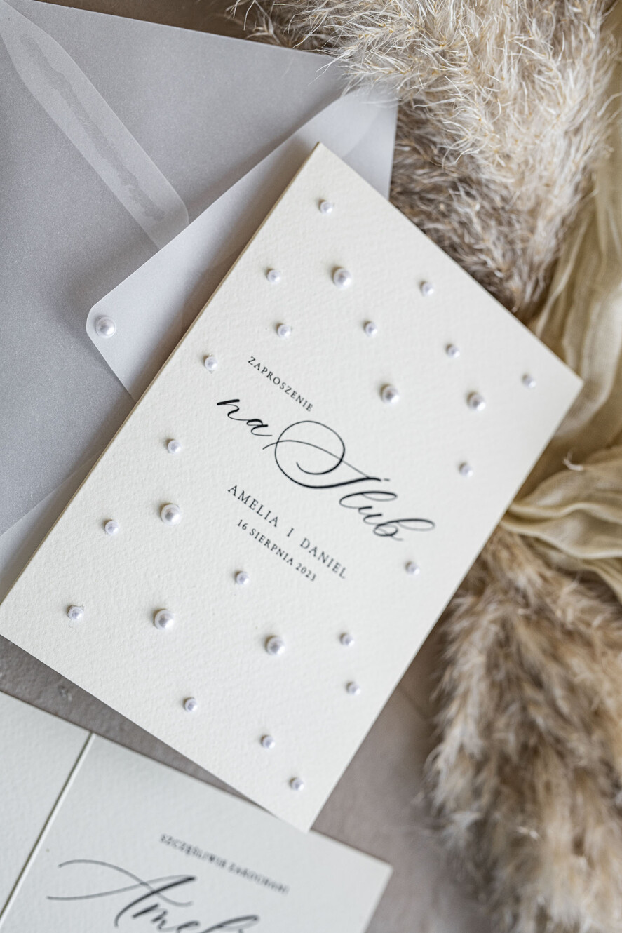 Zaproszenia ślubne z perełkami / tłoczeniem zaproszenia ślubne z perełkami, minimalistyczne zaproszenie na ślub z perełkami, delikatne zaproszenia na ślub cywilny z perełkami, perełki na zaproszeniach 8