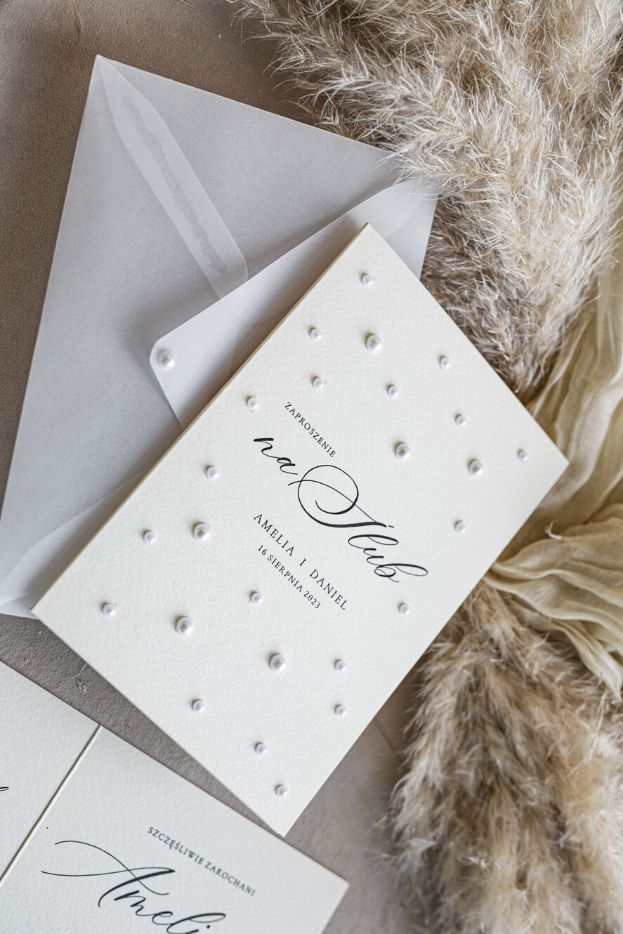 Zaproszenia ślubne z perełkami / tłoczeniem zaproszenia ślubne z perełkami, minimalistyczne zaproszenie na ślub z perełkami, delikatne zaproszenia na ślub cywilny z perełkami, perełki na zaproszeniach 9