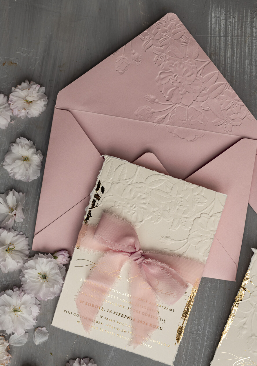 Zaproszenia ślubne z perełkami / tłoczeniem oryginalne zaproszenia ślubne, złote tłoczone zaproszenia ślubne, zaproszenia na ślub z tłoczonymi kwiatami, darte zaproszenie ślubne5