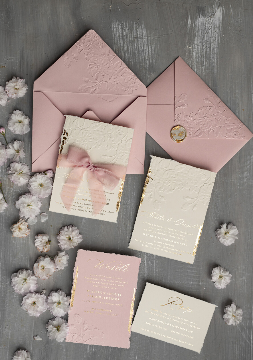 Zaproszenia ślubne z perełkami / tłoczeniem oryginalne zaproszenia ślubne, złote tłoczone zaproszenia ślubne, zaproszenia na ślub z tłoczonymi kwiatami, darte zaproszenie ślubne9