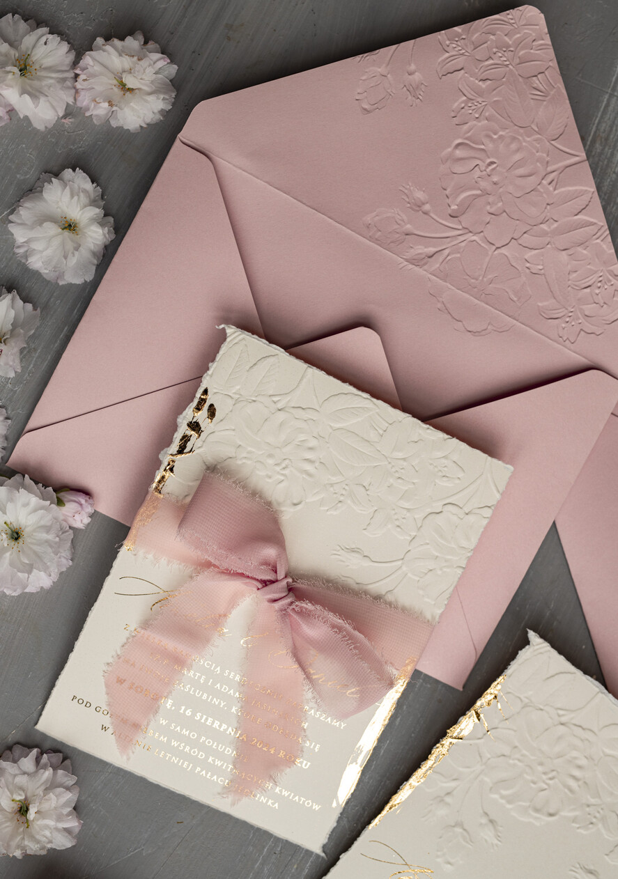 Zaproszenia ślubne z perełkami / tłoczeniem oryginalne zaproszenia ślubne, złote tłoczone zaproszenia ślubne, zaproszenia na ślub z tłoczonymi kwiatami, darte zaproszenie ślubne1