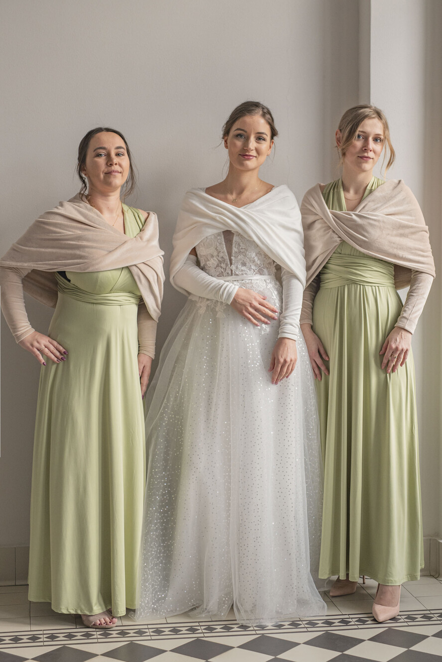 Panna Młoda Bolerka bolerka, narzutki, sweterki Beżowe Bolerko Ślubne Welurowe - Etola Ślubna z Rękawkami - Narzutka I Rękaw w kolorze Beżowym0