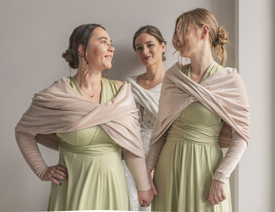 Panna Młoda Bolerka bolerka, narzutki, sweterki Beżowe Bolerko Ślubne Welurowe - Etola Ślubna z Rękawkami - Narzutka I Rękaw w kolorze Beżowym9