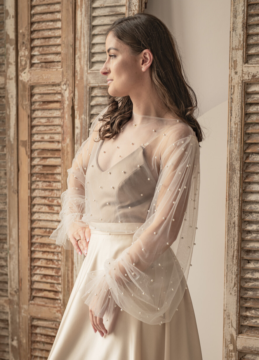 Panna Młoda Bolerka bolerka, narzutki, sweterki bolerko na letni ślub, bolerko z perełkami dla Panny Młodej, bolerko do sukni ślubnej w kolorze ecru, bolerko z szerokimi rękawami22