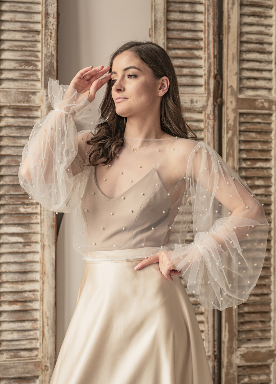 Panna Młoda Bolerka bolerka, narzutki, sweterki bolerko na letni ślub, bolerko z perełkami dla Panny Młodej, bolerko do sukni ślubnej w kolorze ecru, bolerko z szerokimi rękawami19