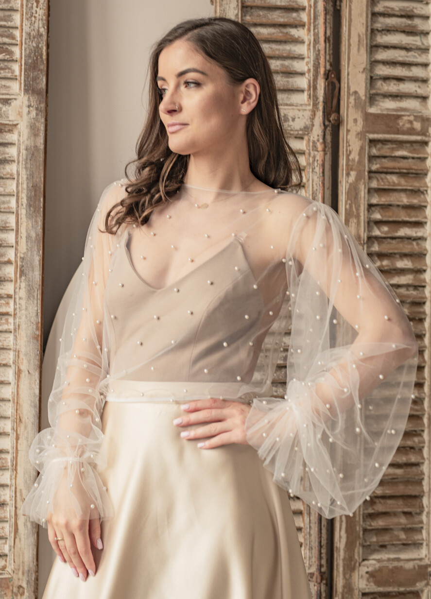 Panna Młoda Bolerka bolerka, narzutki, sweterki bolerko na letni ślub, bolerko z perełkami dla Panny Młodej, bolerko do sukni ślubnej w kolorze ecru, bolerko z szerokimi rękawami0