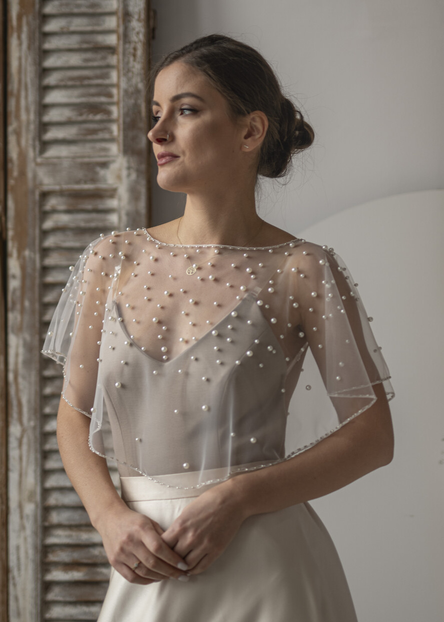 Panna Młoda Bolerka bolerka, narzutki, sweterki narzutka ślubna krótka z koralikami, bolerko zdobione koralikami, delikatne bolerko ecru wykończone koralikami, bolerko do sukni ślubnej, narzutka na ślub latem10