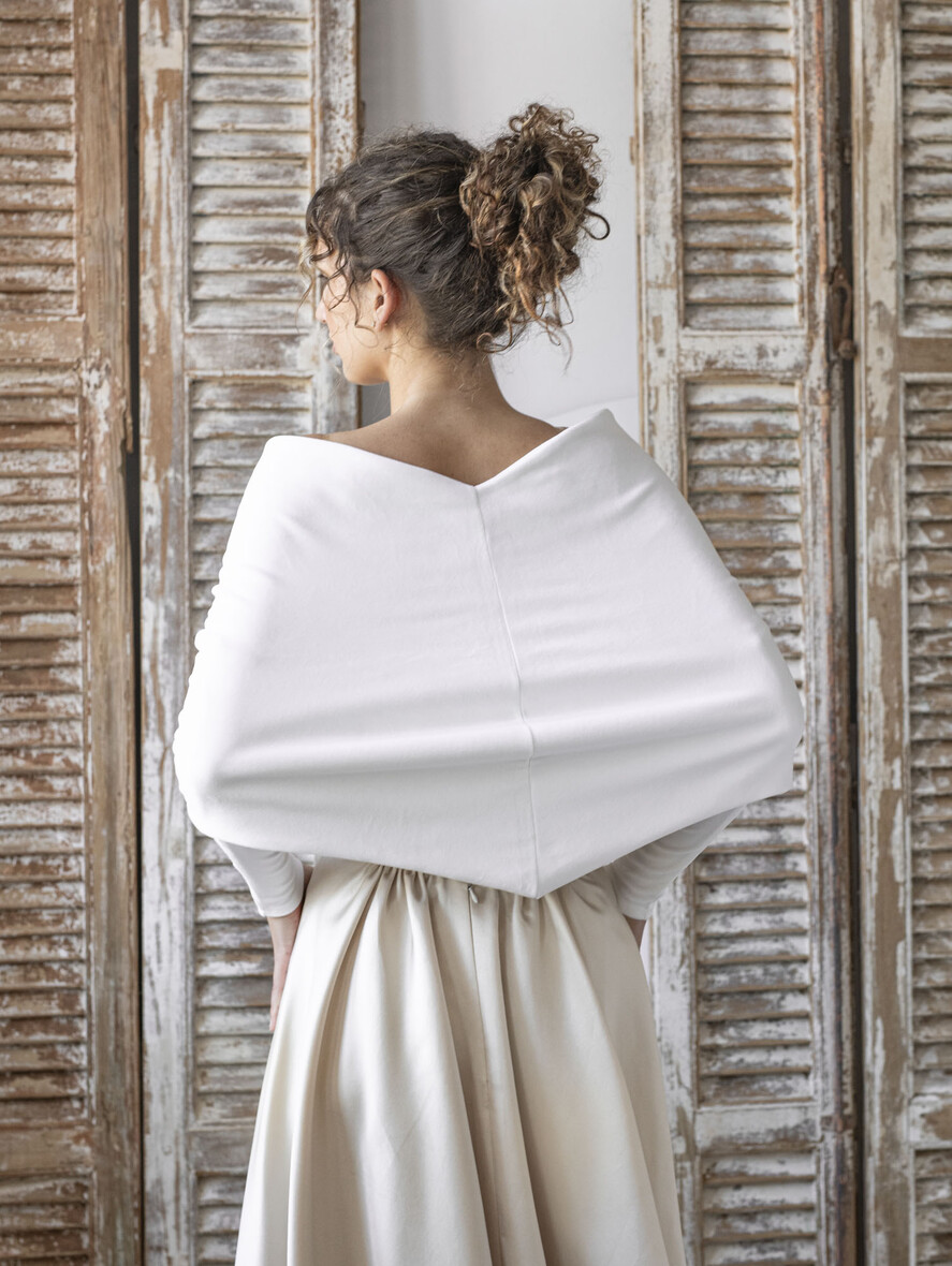 Panna Młoda Bolerka bolerka, narzutki, sweterki Kremowe  Bolerko Ślubne Welurowe - Etola Ślubna z Rękawkami - Narzutka I Rękaw w kolorze Kremowym3