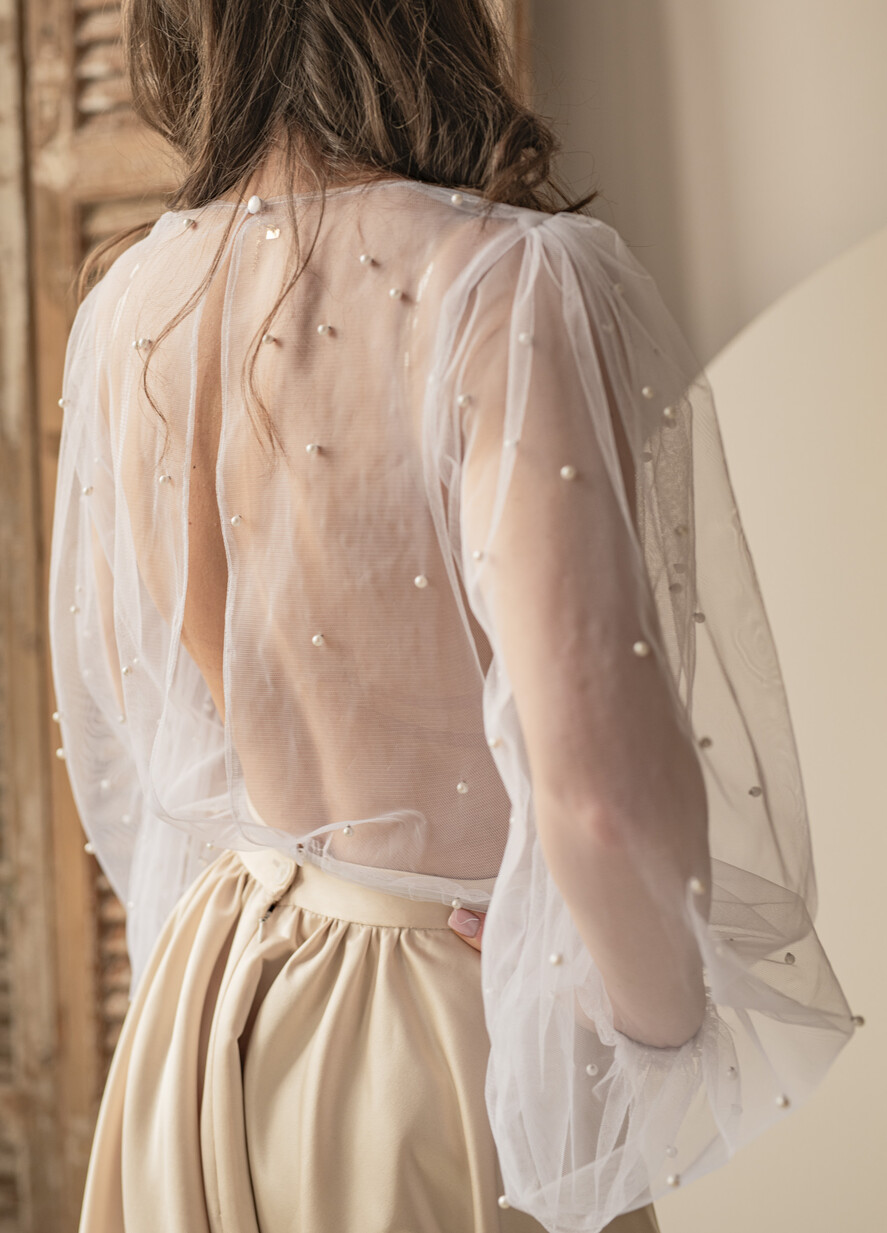 Panna Młoda Bolerka bolerka, narzutki, sweterki bolerko na letni ślub, bolerko z perełkami dla Panny Młodej, bolerko do sukni ślubnej w kolorze białym, bolerko z szerokimi rękawami3