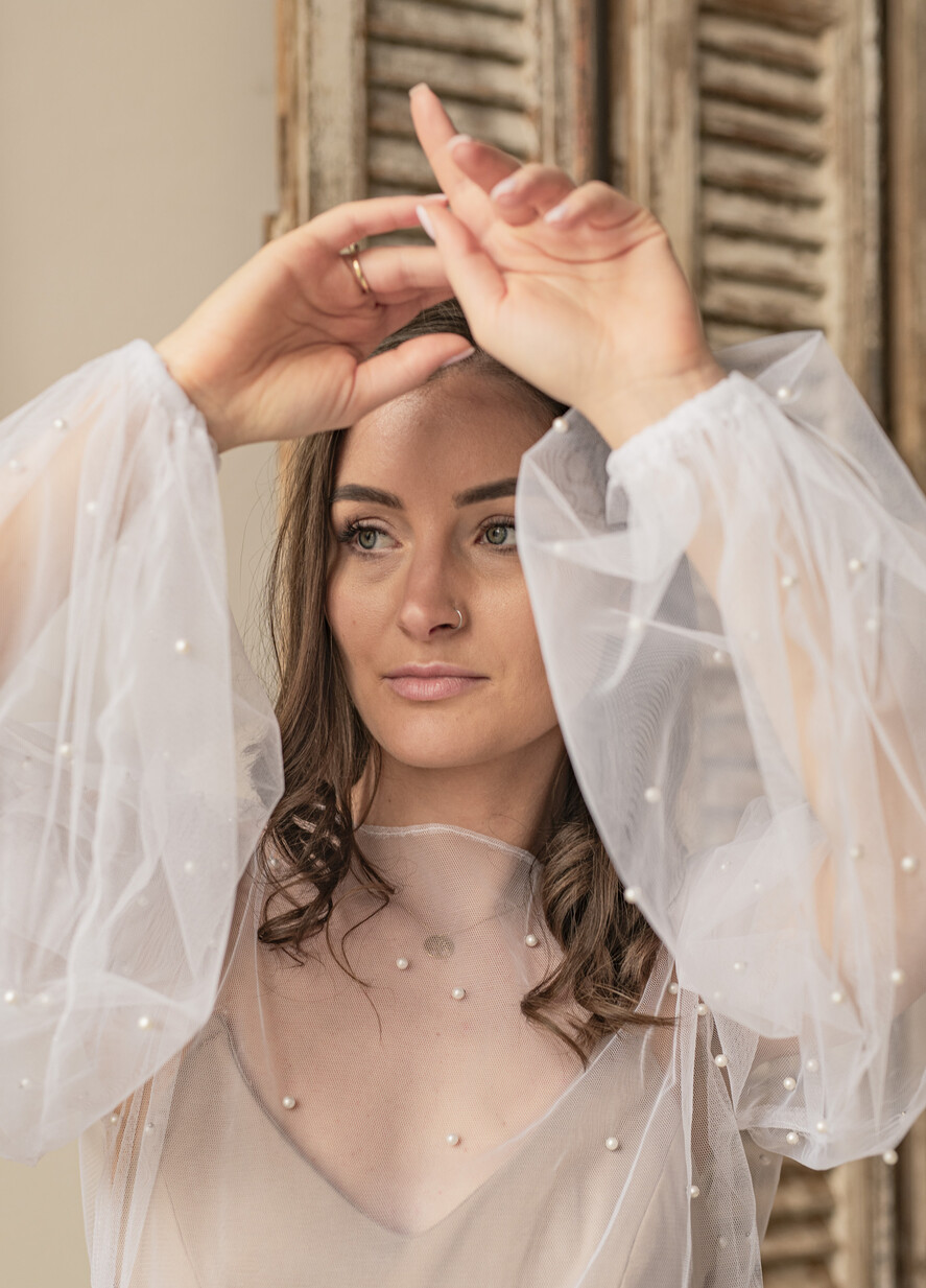 Panna Młoda Bolerka bolerka, narzutki, sweterki bolerko na letni ślub, bolerko z perełkami dla Panny Młodej, bolerko do sukni ślubnej w kolorze białym, bolerko z szerokimi rękawami8