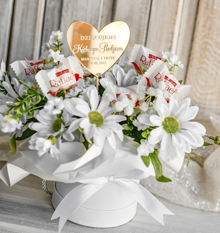 Prezenty, Podziękowania dla Rodziców Kompozycje Kwiatowe / Flowerboxy Piekny flowerbox ze sztucznymi kwiatami i słodyczami to wyjątkowy prezent dla Rodziców jako podziękowanie w dniu ślubu. Podziękowanie dla Rodziców na weselu2