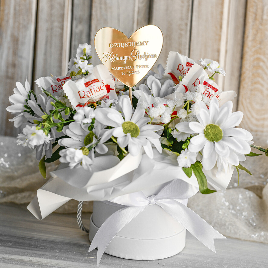 Prezenty, Podziękowania dla Rodziców Kompozycje Kwiatowe / Flowerboxy Piekny flowerbox ze sztucznymi kwiatami i słodyczami to wyjątkowy prezent dla Rodziców jako podziękowanie w dniu ślubu. Podziękowanie dla Rodziców na weselu0