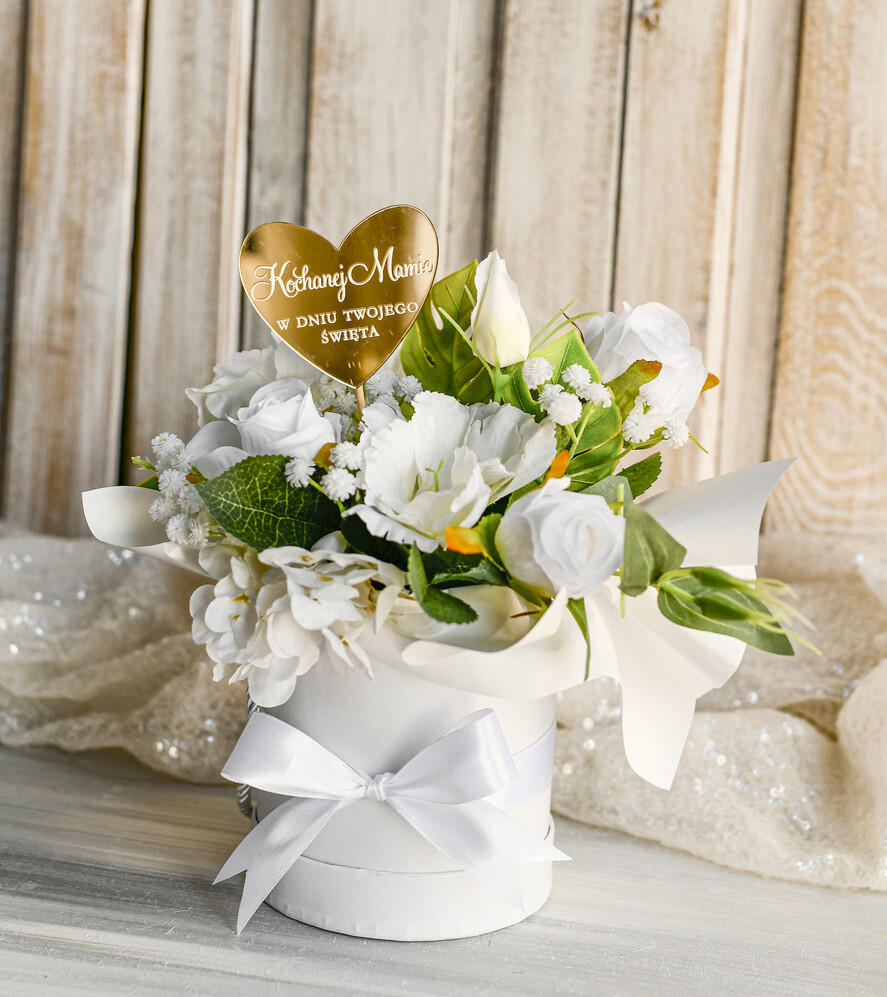 Prezenty dla Mamy flowerboxy, box ze słodyczami  Elegancki flowerbox z sztucznymi kwiatami to wyjątkowy prezent dla mamy. Piękna kompozycja w ozdobnym pudełku – gotowy upominek na każdą okazję. Prezent z okazji dnia mamy2
