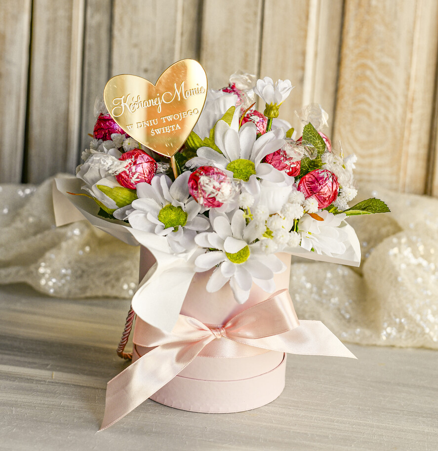 Prezenty dla Mamy flowerboxy, box ze słodyczami  Elegancki flowerbox z sztucznymi kwiatami i słodyczami to wyjątkowy prezent dla mamy. Piękna kompozycja w ozdobnym pudełku – gotowy upominek na każdą okazję.2