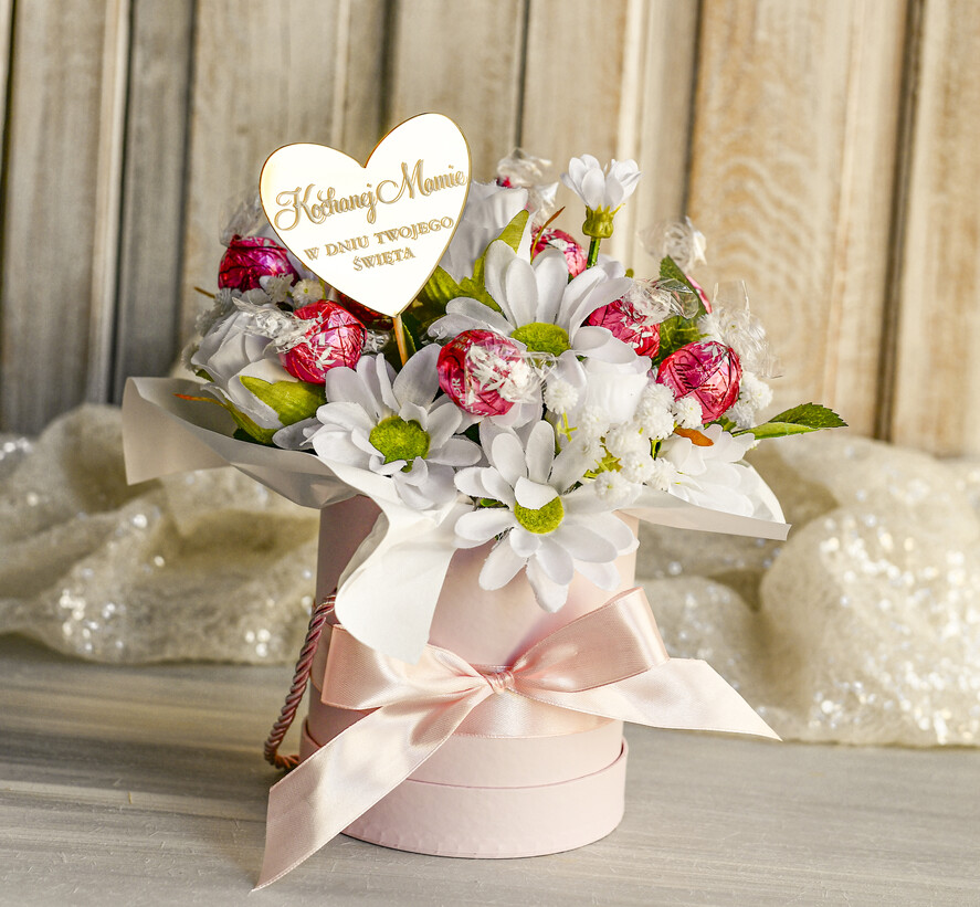 Prezenty dla Mamy flowerboxy, box ze słodyczami  Elegancki flowerbox z sztucznymi kwiatami i słodyczami to wyjątkowy prezent dla mamy. Piękna kompozycja w ozdobnym pudełku – gotowy upominek na każdą okazję.6
