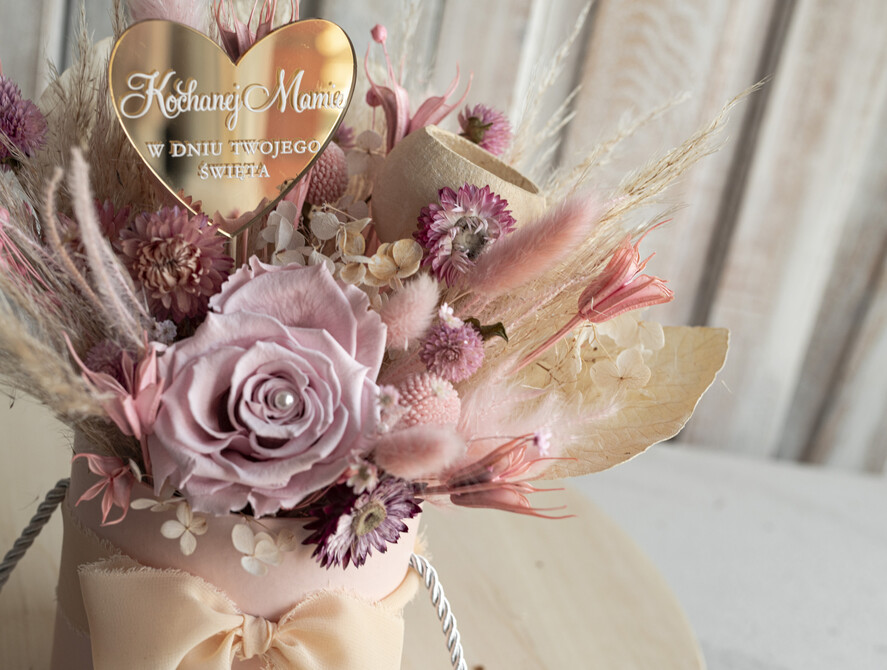 Prezenty dla Mamy flowerboxy, box ze słodyczami  prezent dla Mamy z okazji dnia Matki, kwiaty prezent dla mamy, kompozycja z suszonych kwiatów pomysł na prezent dla mamy, wieczne róże, flower box dla mamy2