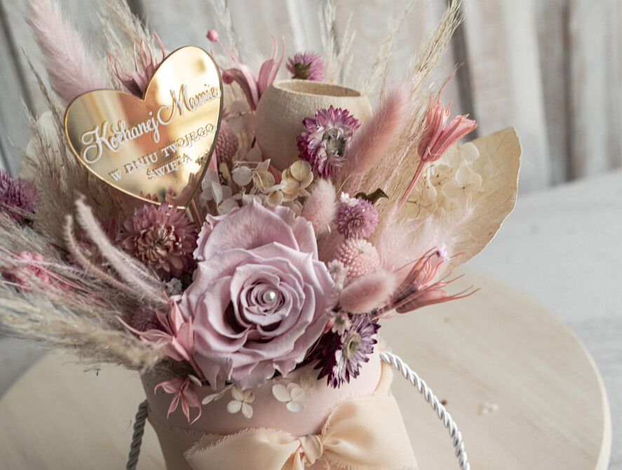 Prezenty dla Mamy flowerboxy, box ze słodyczami  prezent dla Mamy z okazji dnia Matki, kwiaty prezent dla mamy, kompozycja z suszonych kwiatów pomysł na prezent dla mamy, wieczne róże, flower box dla mamy4