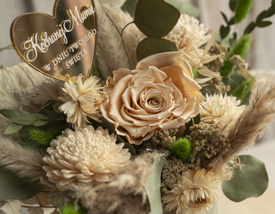 Prezenty dla Mamy flowerboxy, box ze słodyczami  prezent dla Mamy z okazji dnia Matki, kwiaty prezent dla mamy , kompozycja z suszonych kwiatów pomysł na prezent dla mamy, wieczne róże, flower box dla mamy3