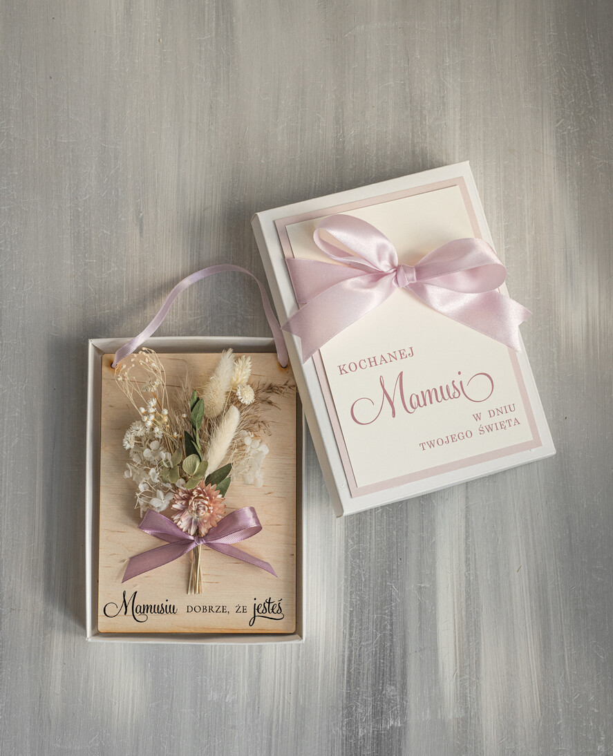 Prezenty dla Mamy flowerboxy, box ze słodyczami  drewniana kartka z życzeniami na dzień Mamy prezent dla Mamy z okazji dnia Matki, kwiaty prezent dla mamy, kompozycja z suszonych kwiatów pomysł na prezent dla mamy0