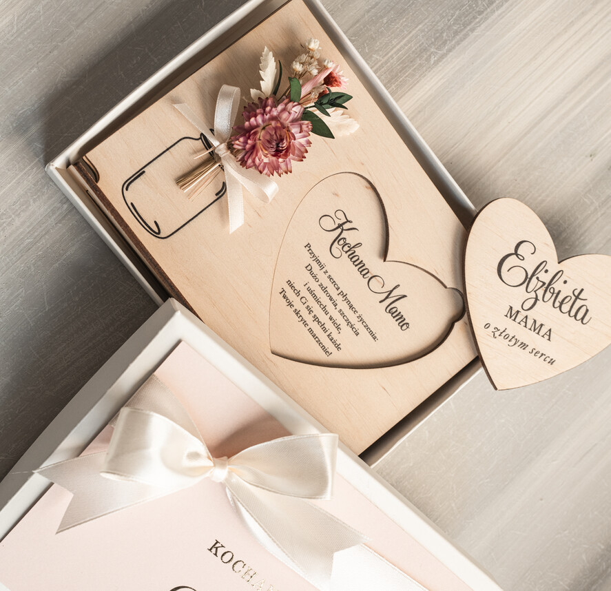 Prezenty dla Mamy kwiaty flowerboxy drewniana tabliczka z życzeniami na dzień Mamy prezent dla Mamy z okazji dnia Matki, kwiaty prezent dla mamy, kompozycja z suszonych kwiatów pomysł na prezent dla mamy1