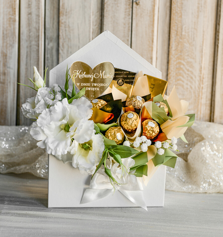 Prezenty dla Mamy flowerboxy, box ze słodyczami  Elegancki flowerbox z sztucznymi kwiatami i słodyczami to wyjątkowy prezent dla mamy. Piękna kompozycja w ozdobnym pudełku – gotowy upominek na każdą okazję. Prezent z okazji dnia mamy6