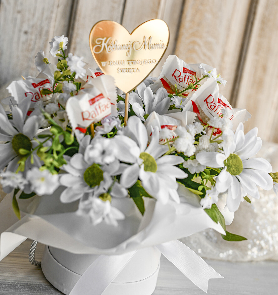 Prezenty dla Mamy flowerboxy, box ze słodyczami  Elegancki flowerbox z sztucznymi kwiatami i słodyczami to wyjątkowy prezent dla mamy. Piękna kompozycja w ozdobnym pudełku – gotowy upominek na każdą okazję.2