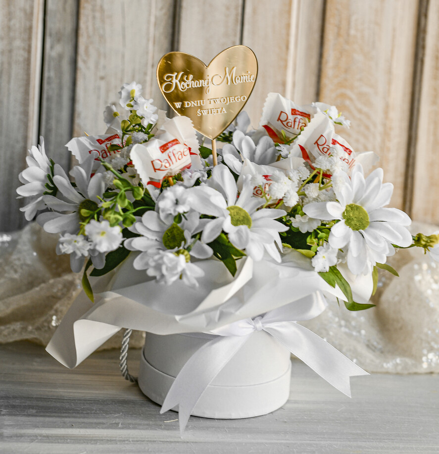 Prezenty dla Mamy flowerboxy, box ze słodyczami  Elegancki flowerbox z sztucznymi kwiatami i słodyczami to wyjątkowy prezent dla mamy. Piękna kompozycja w ozdobnym pudełku – gotowy upominek na każdą okazję.3