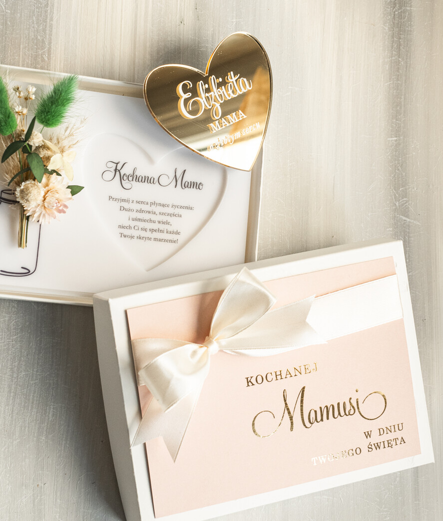 Prezenty dla Mamy kwiaty flowerboxy biała tabliczka z życzeniami na dzień Mamy prezent dla Mamy z okazji dnia Matki, kwiaty prezent dla mamy, kompozycja z suszonych kwiatów pomysł na prezent dla mamy4