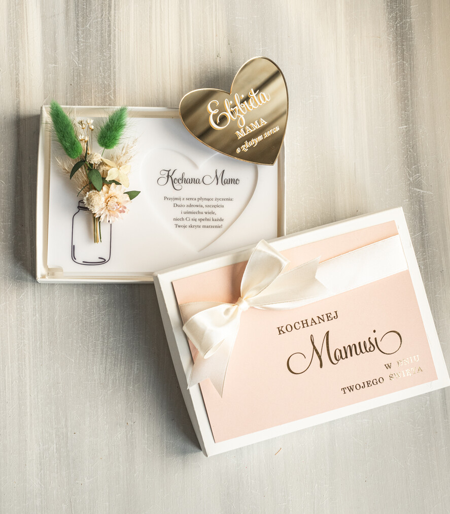 Prezenty dla Mamy kwiaty flowerboxy biała tabliczka z życzeniami na dzień Mamy prezent dla Mamy z okazji dnia Matki, kwiaty prezent dla mamy, kompozycja z suszonych kwiatów pomysł na prezent dla mamy3