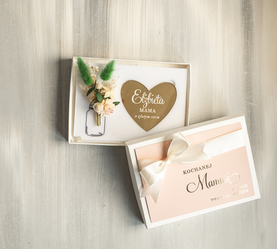 Prezenty dla Mamy kwiaty flowerboxy biała tabliczka z życzeniami na dzień Mamy prezent dla Mamy z okazji dnia Matki, kwiaty prezent dla mamy, kompozycja z suszonych kwiatów pomysł na prezent dla mamy1