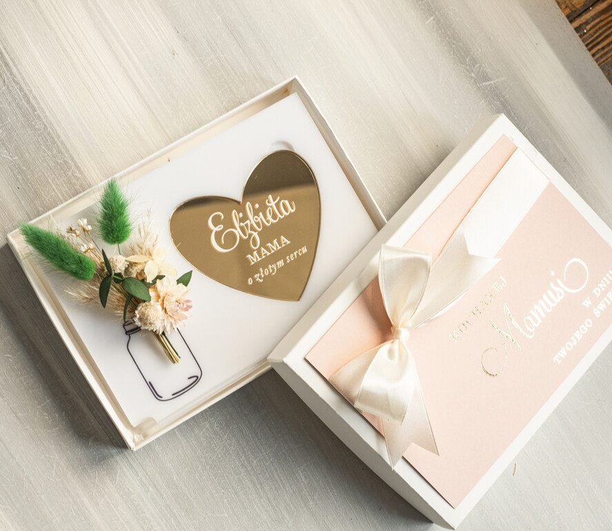 Prezenty dla Mamy flowerboxy, box ze słodyczami  biała tabliczka z życzeniami na dzień Mamy prezent dla Mamy z okazji dnia Matki, kwiaty prezent dla mamy, kompozycja z suszonych kwiatów pomysł na prezent dla mamy0