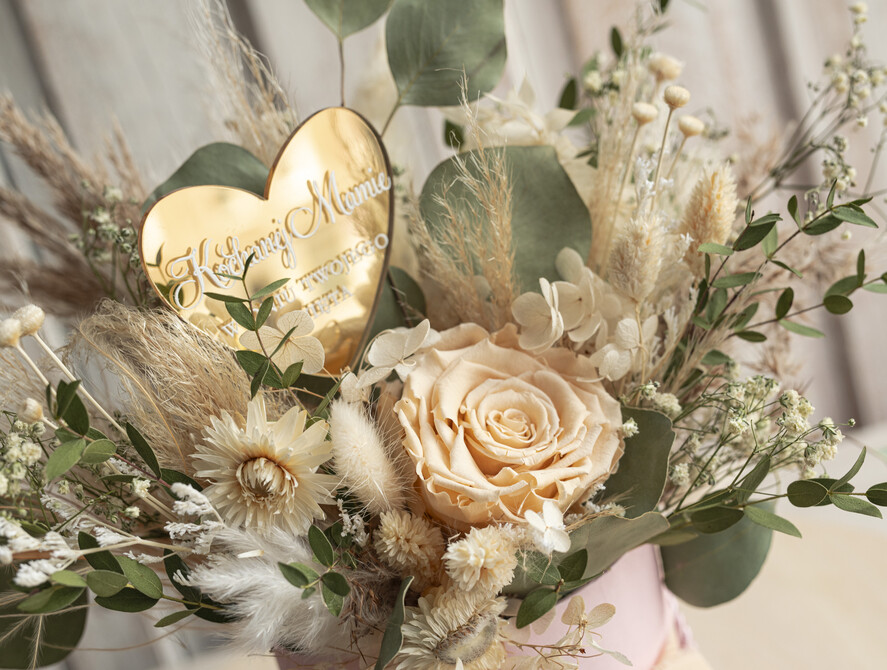 Prezenty dla Mamy flowerboxy, box ze słodyczami  kwiaty prezent dla Mamy z okazji dnia Matki, box kwiatowy dla mamy, kompozycja z suszonych kwiatów pomysł na prezent dla mamy, wieczne róże, flower box dla mamy1