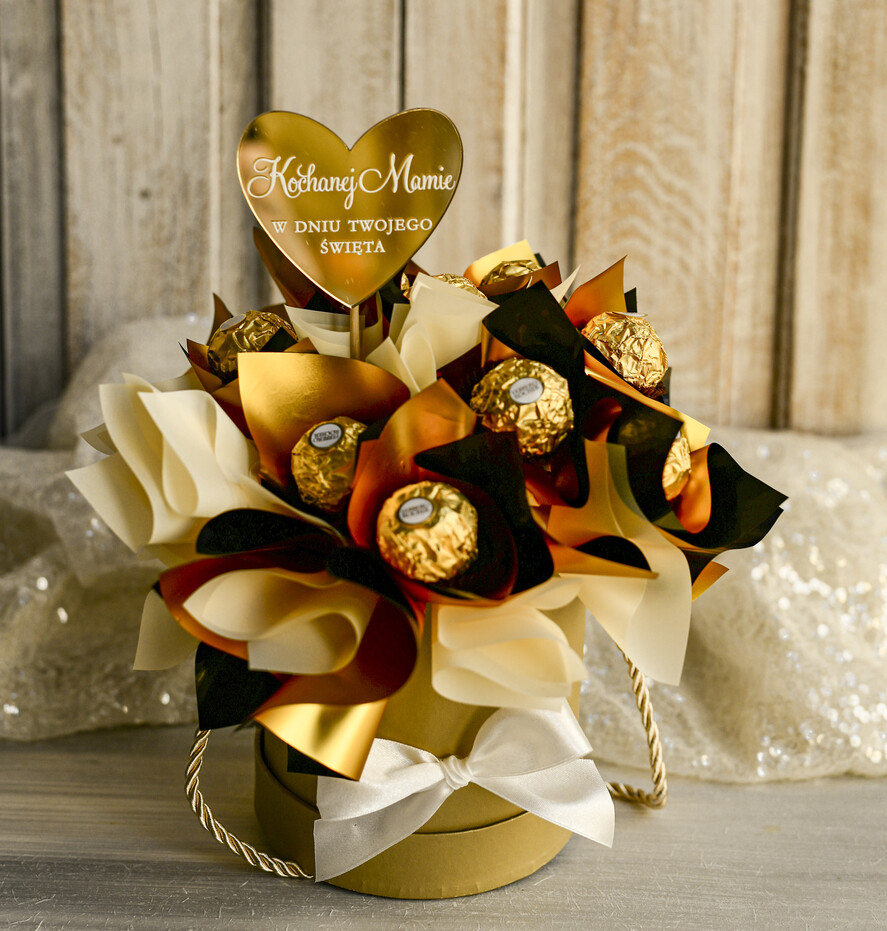 Prezenty dla Mamy flowerboxy, box ze słodyczami  Elegancki box ze słodyczami to wyjątkowy prezent dla mamy. Piękna kompozycja w ozdobnym pudełku – gotowy upominek na każdą okazję. Prezent na dzień mamy1