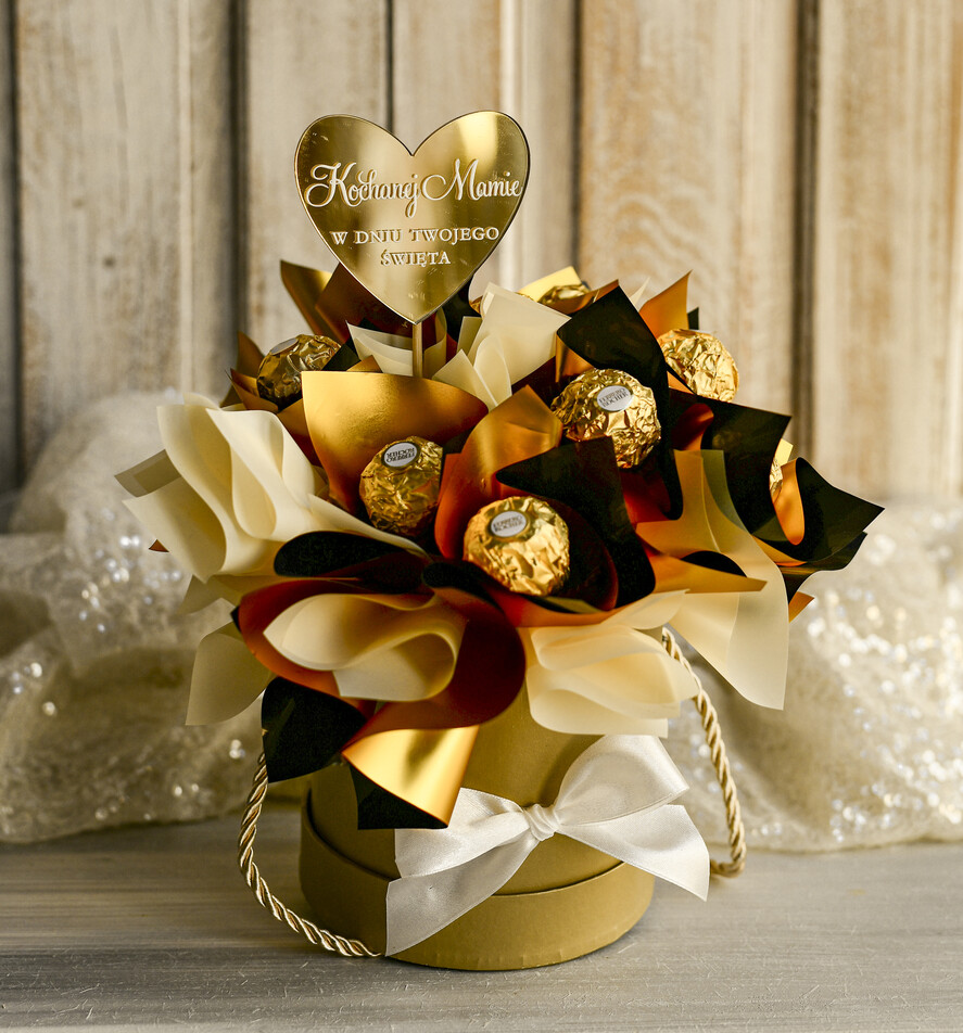 Prezenty dla Mamy flowerboxy, box ze słodyczami  Elegancki box ze słodyczami to wyjątkowy prezent dla mamy. Piękna kompozycja w ozdobnym pudełku – gotowy upominek na każdą okazję. Prezent na dzień mamy3