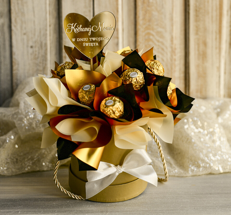 Prezenty dla Mamy flowerboxy, box ze słodyczami  Elegancki box ze słodyczami to wyjątkowy prezent dla mamy. Piękna kompozycja w ozdobnym pudełku – gotowy upominek na każdą okazję. Prezent na dzień mamy0