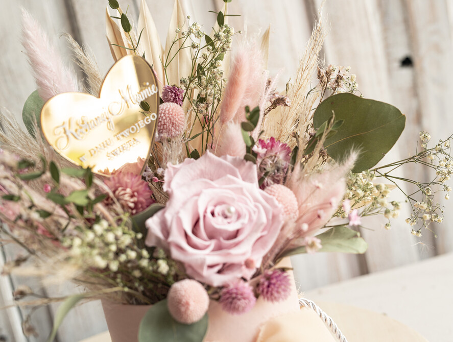 Prezenty dla Mamy kwiaty flowerboxy pomysł na prezent na dzień mamy, kwiaty dla mamy, wieczna róża dla mamy, zielono różowy bukiet dla mamy z suszonych kiatów1