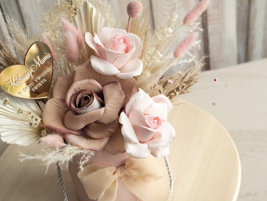Prezenty dla Mamy flowerboxy, box ze słodyczami  kwiaty prezent dla Mamy z okazji dnia Matki, box kwiatowy dla mamy, kompozycja z suszonych kwiatów pomysł na prezent dla mamy, wieczne róże, flower box dla mamy2