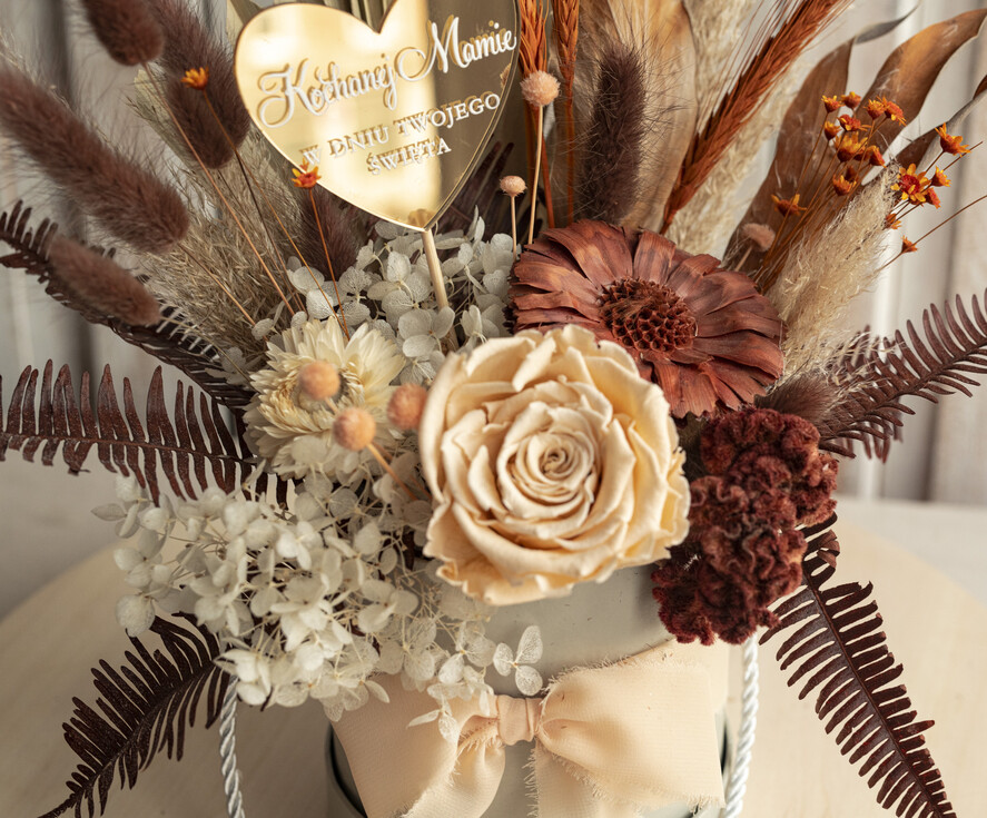 Prezenty dla Mamy flowerboxy, box ze słodyczami  prezent dla Mamy z okazji dnia Matki, kwiaty prezent dla mamy, kompozycja z suszonych kwiatów pomysł na prezent dla mamy, wieczne róże, flower box dla mamy2