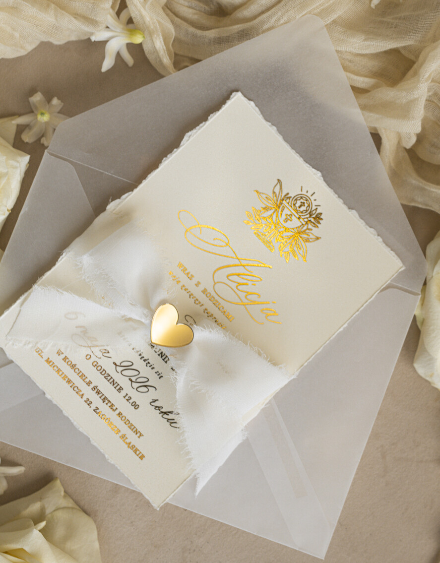 Zaproszenia na Komunię dla Dziewczynki dziewczynka  zaproszenia na Komunię ze złotym serduszkiem, złote zaproszenia na Komunię, Zaproszenia na Komunię dla dziewczynki, Eleganckie zaproszenia Komunijne ze złotymi literami i wstążką1