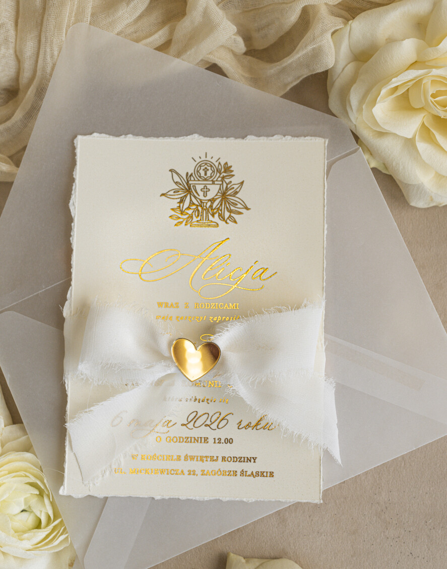 Zaproszenia na Komunię dla Dziewczynki dziewczynka  zaproszenia na Komunię ze złotym serduszkiem, złote zaproszenia na Komunię, Zaproszenia na Komunię dla dziewczynki, Eleganckie zaproszenia Komunijne ze złotymi literami i wstążką4