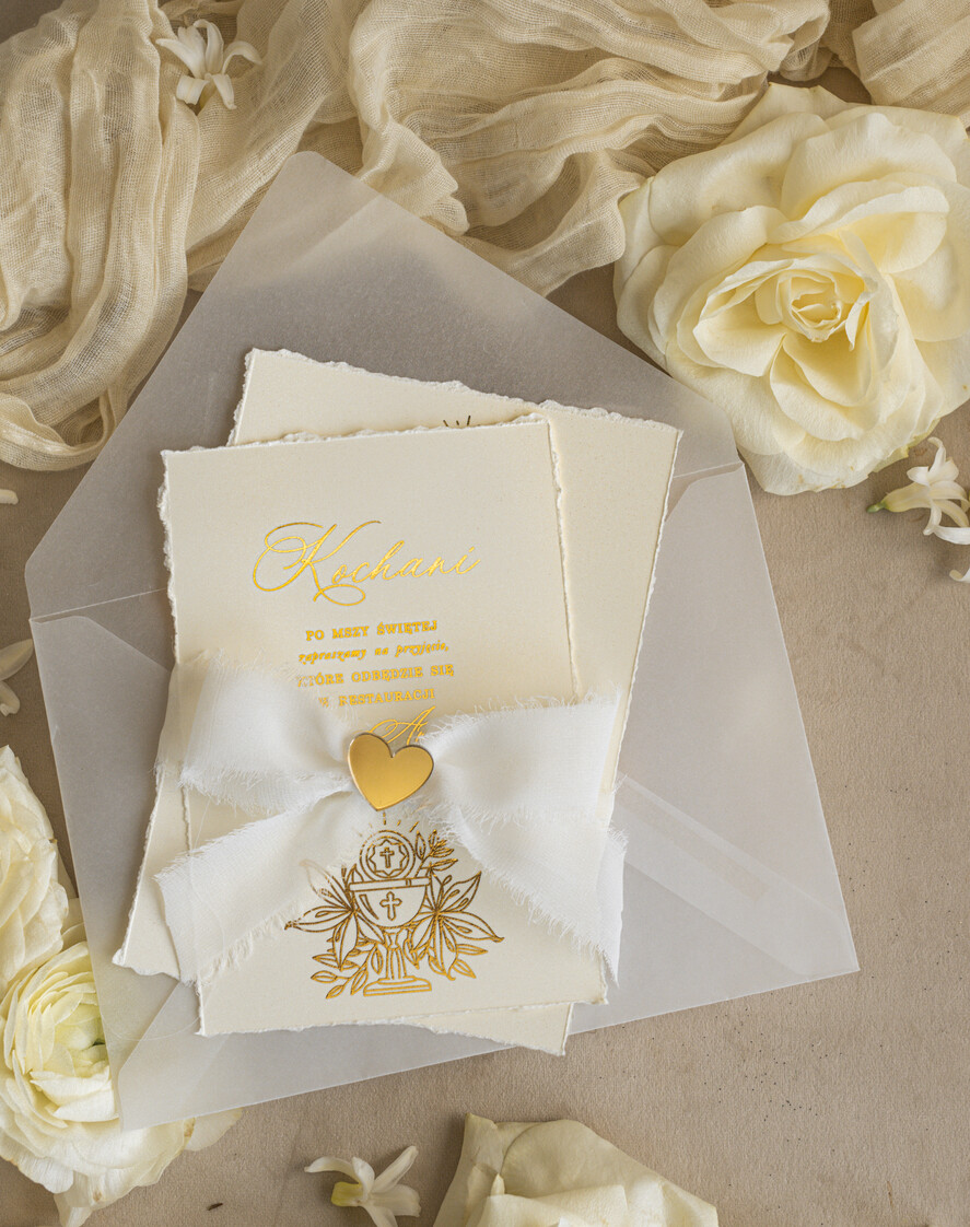 Zaproszenia na Komunię dla Dziewczynki dziewczynka  zaproszenia na Komunię ze złotym serduszkiem, złote zaproszenia na Komunię, Zaproszenia na Komunię dla dziewczynki, Eleganckie zaproszenia Komunijne ze złotymi literami i wstążką7