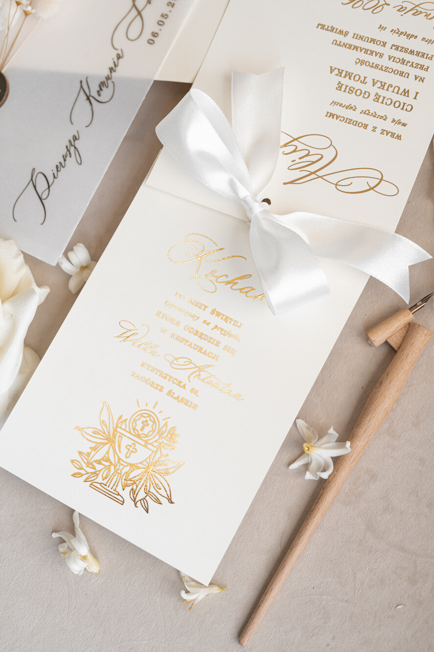 Zaproszenia na Komunię  dziewczynka  komunijne złote zaproszenia z kwiatkami, zaproszenia na Pierwszą komunię w kieszonce ze wstążką, zaproszenia na komunię dla dziewczynki, zaproszenie w kieszonce na komunię 2