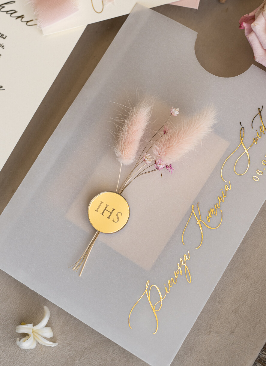 Zaproszenia na Komunię dla Dziewczynki dziewczynka  komunijne złote zaproszenia z kwiatkami, zaproszenia na Pierwszą komunię w kieszonce ze wstążką, zaproszenia na komunię dla dziewczynki, zaproszenie w kieszonce na komunię 2