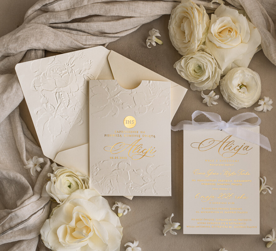 Zaproszenia na Komunię dla Dziewczynki dziewczynka  komunijne złote zaproszenia, zaproszenia na Pierwszą komunię z tłoczonymi kwiatami, tłoczone złocone zaproszenie w kieszonce na komunię0