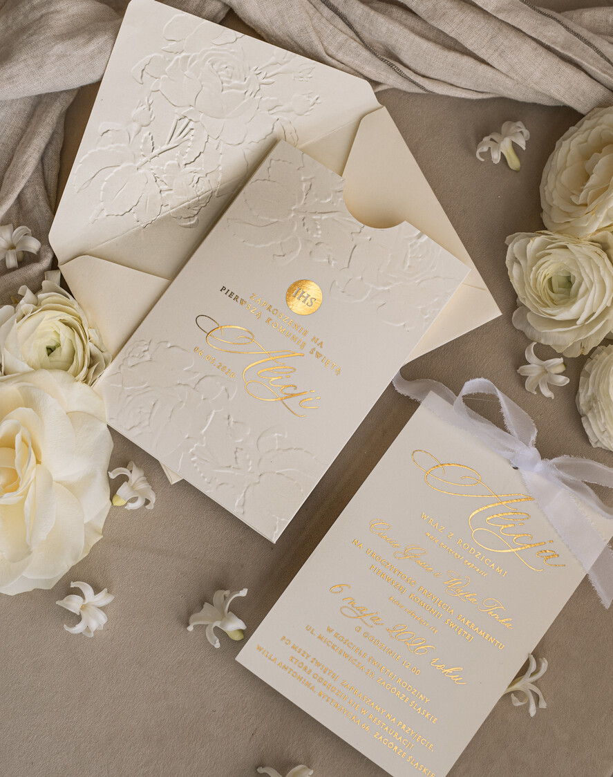 Zaproszenia na Komunię  dziewczynka  komunijne złote zaproszenia, zaproszenia na Pierwszą komunię z tłoczonymi kwiatami, tłoczone złocone zaproszenie w kieszonce na komunię2