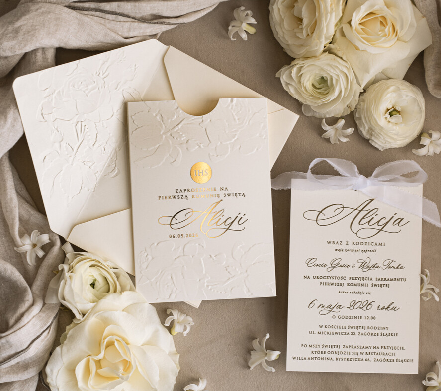 Zaproszenia na Komunię  dziewczynka  komunijne złote zaproszenia, zaproszenia na Pierwszą komunię z tłoczonymi kwiatami, tłoczone złocone zaproszenie w kieszonce na komunię8