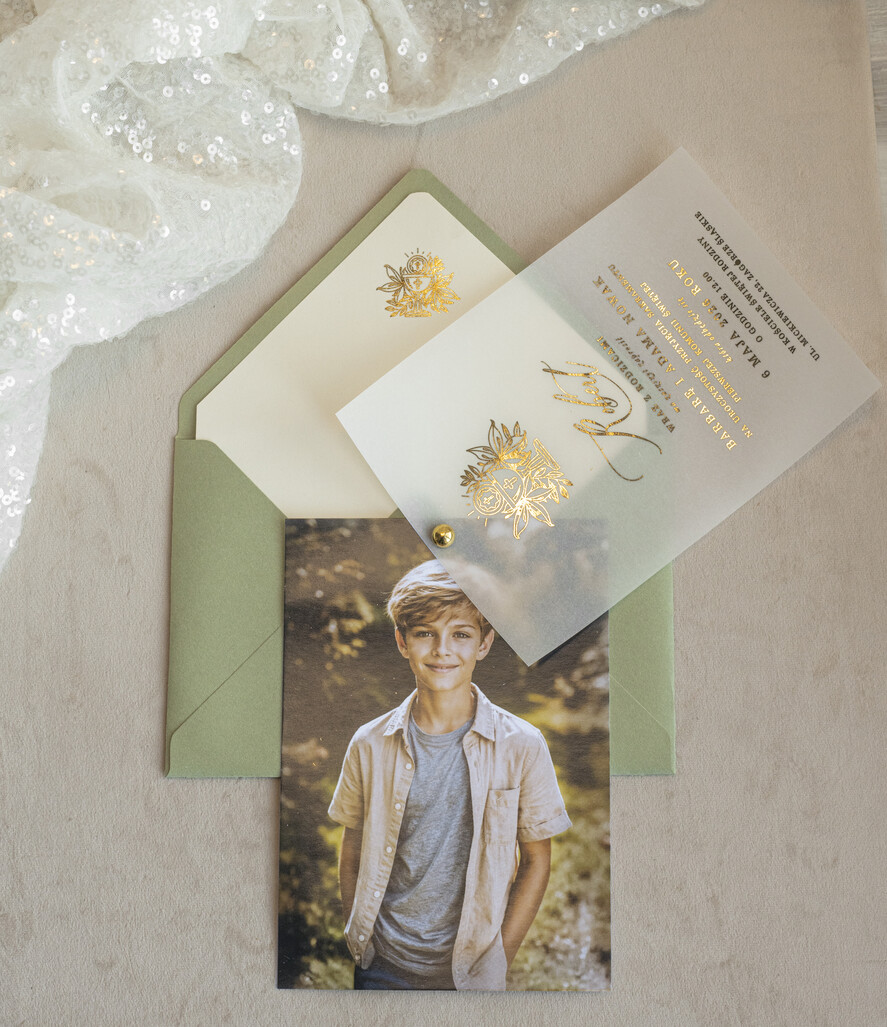 Zaproszenia na Komunię  chłopiec szałwiowe złocone zaproszenia na Komunię ze zdjęciem  Kalkowe Zaproszenia komunijne personalizowane5