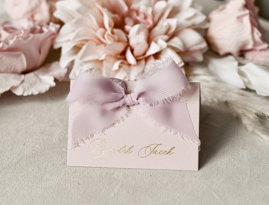 Winietki na komunię  winietki  złote winietki na komunię, winietka dekoracja stołu na komunii, komunijne winietki ze złotymi literami, eleganckie winietki na komunię1