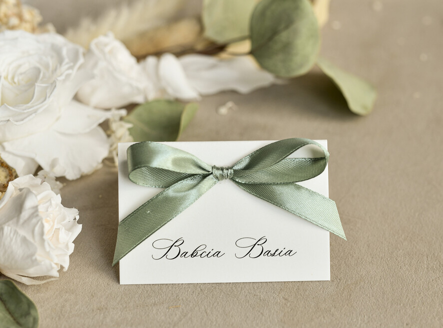 Winietki na komunię  winietki  złote winietki na komunię, winietka dekoracja stołu na komunii, komunijne winietki ze złotymi literami, eleganckie winietki na komunię0