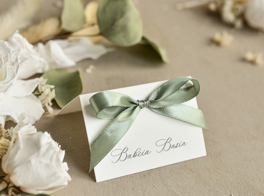 Winietki na komunię  winietki  złote winietki na komunię, winietka dekoracja stołu na komunii, komunijne winietki ze złotymi literami, eleganckie winietki na komunię1